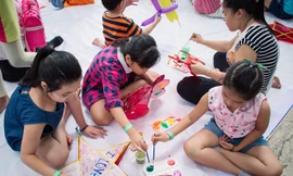 Trẻ em trải nghiệm làm lồng đèn tại Công viên văn hóa Đầm Sen