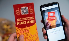 Một loại phong bao mừng tuổi công nghệ cao có gắn mã QR của DBS Bank (Ảnh:DBS)