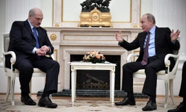 Tổng thống Nga Putin (phải) và người đồng cấp Belarus Lukashenko trong cuộc hội đàm
