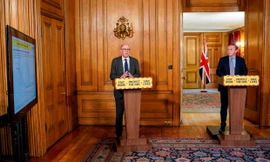 Một cuộc họp hàng ngày của chính phủ Anh với sự tham gia của Giám đốc Y khoa NHS (Giáo sư Stephen Powis-trái) và Bộ trưởng Môi trường (George Eustice-phải). Ảnh: Phố Downing.