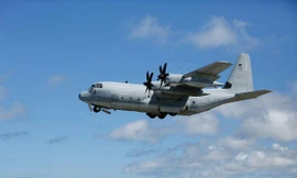 Một máy bay tiếp nhiên liệu KC-130J của Mỹ đang làm nhiệm vụ
