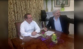 Cựu Ngoại trưởng Ecuador Patino (trái) cùng ông Julian Assange trong một buổi gặp mặt