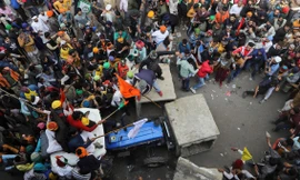 Nông dân cố gắng di chuyển các chướng ngại vật trong cuộc biểu tình (Ảnh: Reuters)