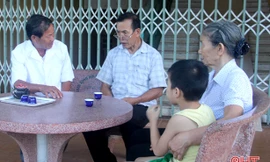 Bác sỹ tư vấn sức khỏe cho gia đình có 3 thế hệ nhiễm chất độc da cam tại trung tâm