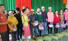 Các thành viên nhóm thiện nguyện "Những người bạn" tặng quà cho người nghèo ven biển Tuy An. Ảnh: Ngọc Vân