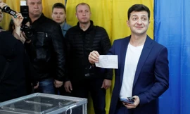 Ứng viên Volodymyr Zelensky tham gia bỏ phiếu bầu cử Tổng thống Ukraine