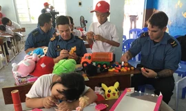 Các tình nguyện viên vui chơi với các em ở Trung tâm.