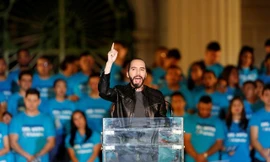 Ứng viên Tổng thống El Salvador Nayib Bukele phát biểu trước đám đông người ủng hộ