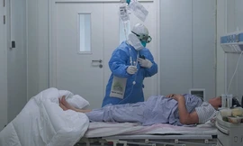 Nhân viên y tế nói chuyện với bệnh nhân COVID-19 tại bệnh viện Ditan Bắc Kinh