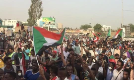 Người biểu tình Sudan trước trụ sở Bộ Quốc phòng tại thủ đô Khartoum