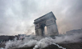 Bạo động chuyển hóa thành bạo lực ở Paris