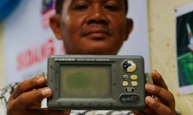 Anh Rusli Khusmin cầm thiết bị GPS được cho là đã xác định đuợc vị trí của MH370 (Ảnh: Getty)