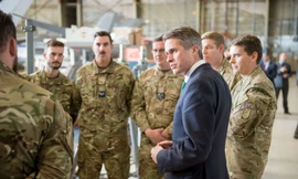 Bộ trưởng Quốc phòng Anh Gavin Williamson (áo vest) khẳng định Quân đội Anh vẫn sẽ đi tiên phong trong các chiến dịch quân sự toàn cầu, bất chấp Brexit diễn ra