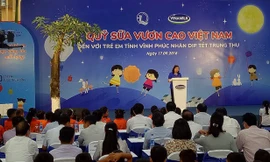 BẢN TIN THANH NIÊN: Trao 66.000 ly sữa cho trẻ đón Trung thu