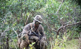 Binh sĩ Thủy quân Lục chiến Mỹ trong quân phục tác chiến môi trường rừng núi