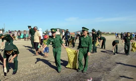 BẢN TIN TÌNH NGUYỆN: Cán bộ chiến sĩ chung tay làm sạch biển