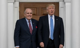 Luật sư Rudy Giuliani (trái)