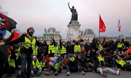 Đoàn biểu tình 'Áo vàng' Pháp tập trung dưới chân Tượng đài Cộng hòa, thủ đô Paris