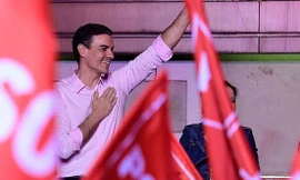 Thủ tướng Tây Ban Nha Pedro Sanchez tuyên bố chiến thắng trong cuộc bầu cử trước đám đông người ủng hộ