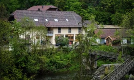 Khách sạn nơi xảy ra vụ việc nằm gần khu trượt tuyết nổi tiếng ở Passau, bang Bavaria, Đức