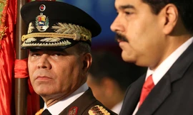 Bộ trưởng Quốc phòng Venezuela Vadimir Padrino (trái) và Tổng thống Nicolas Maduro (Ảnh: AFP)