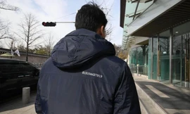 Chiếc áo khoác màu xanh đen được các quan chức Phủ Tổng thống Hàn Quốc mặc, với những con số phía sau tượng trưng cho thông điệp chúc mừng dành cho ông Kim và phái đoàn Triều Tiên