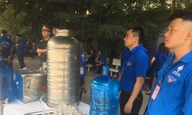 Thanh niên tình nguyện phục vụ tại tang lễ Nguyên Tổng bí thư Đỗ Mười.