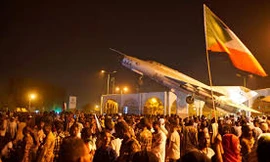Người biểu tình Sudan ăn mừng sau khi Bộ trưởng Quốc phòng nước này từ chức Chủ tịch Hội đồng Quân sự chuyển tiếp, đồng tời yêu cầu sớm thay đổi hệ thống chính trị