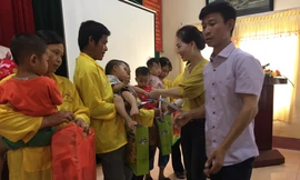 CLB tặng quà tại BV Phục Hồi chức Năng tỉnh Ninh Bình ngày 01/6/2018