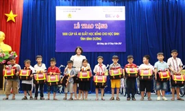 Bà Nguyễn Hoàng Bảo Trân - Phó Chủ tịch LĐLĐ tỉnh Bình Dương trao cặp phao cho các em