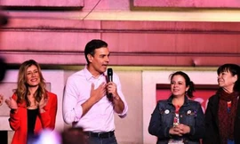 Thủ tướng Tây Ban Nha Pedro Sanchez của Đảng Công nhân XHCN (PSOE) phát biểu trước đám đông cử tri ủng hộ sau khi giành chiến thắng trong cuộc bầu cử vừa qua