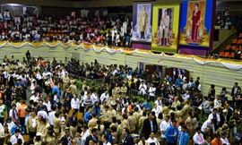 Ứng cử viên và giới chức thuộc các chính đảng khác nhau tại Thái Lan tới đăng ký tại Ủy ban Bầu cử ở Thủ đô Bangkok (Ảnh: AFP)