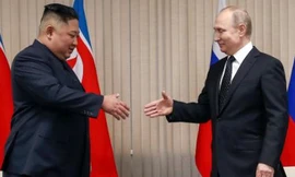 Nhà lãnh đạo Triều Tiên Kim Jong Un (trái) trong buổi hội đàm với Tổng thống Nga Vladimir Putin