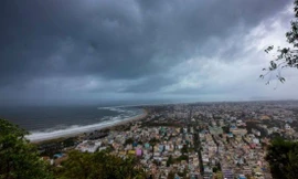 Bầu trời âm u tại thành phố Visakhapatnam, Ấn Độ