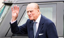 Phu quân Nữ hoàng Anh tự nguyện nộp bằng lái xe sau khi gây tai nạn