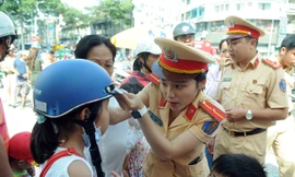 BẢN TIN TÌNH NGUYỆN: Cảnh sát giao thông tặng mũ bảo hiểm cho trẻ em
