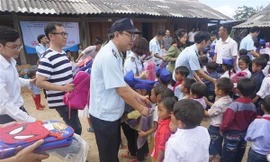 Đại diện Cục Hải quan Nghệ An trao quà cho các em học sinh. Ảnh: Chí Thành