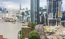 Người biểu tình Anh tiến về ĐSQ Mỹ ở phía Nam thủ đô London. Ảnh: Joey Kong.