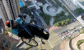 Dùng xe lăn leo nhà chọc trời