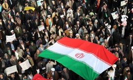 Iran xác nhận đã bắt giam cựu lính Hải quân Mỹ. Trong ảnh là người dân Iran tuần hành ủng hộ Chính phủ trước tình hình khó khăn của đất nước