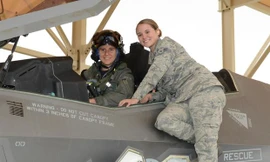 Nữ phi công Rachael Winiecki (trái) lần đầu tiên cất cánh với dòng máy bay thế hệ thứ năm - một dấu mốc lịch sử