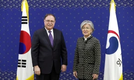 Ngoại trưởng Hàn Quốc Kang Kyung-wha (phải) và Đặc phái viên Bộ Ngoại giao Mỹ Timothy Betts trong buổi lễ ký kết thỏa thuận hợp tác quân sự Mỹ - Hàn