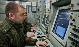 Sĩ quan phòng không Nga điều khiển hệ thống phòng không S-400