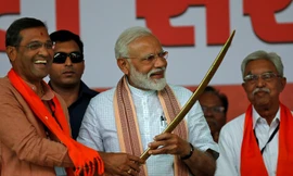 Thủ tướng Ấn Độ Narenda Modi cầm thanh bảo kiếm trong buổi vận động tranh cử