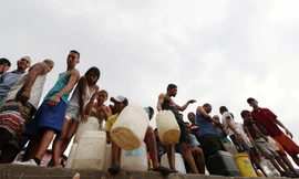 Người dân Venezuela xếp hàng lấy nước ở thủ đô Caracas