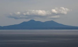 Hòn đảo Kunashiri, một trong số hòn đảo nằm trong quần đảo Kuril hiện vẫn tranh chấp suốt bảy thập niên qua giữa Nga và Nhật Bản