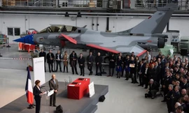 Quang cảnh buổi lễ tiếp nhận máy bay chiến đấu Rafale thế hệ mới của Không quân Pháp