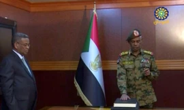 Bộ trưởng Quốc phòng Sudan Awad Mohamed Ahmed Ibn Auf tuyên thệ trước khi nắm giữ cương vị mới là Chủ tịch Hội đồng Quân sự Chuyển tiếp Sudan