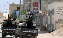 Binh sĩ quân đội chính phủ Libya ở thủ đô Tripoli trên những chiếc xe vũ trang