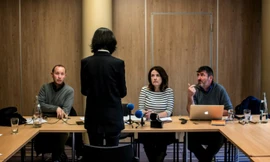 Bà Grace Mạnh trong buổi họp báo giấu mặt tại Pháp